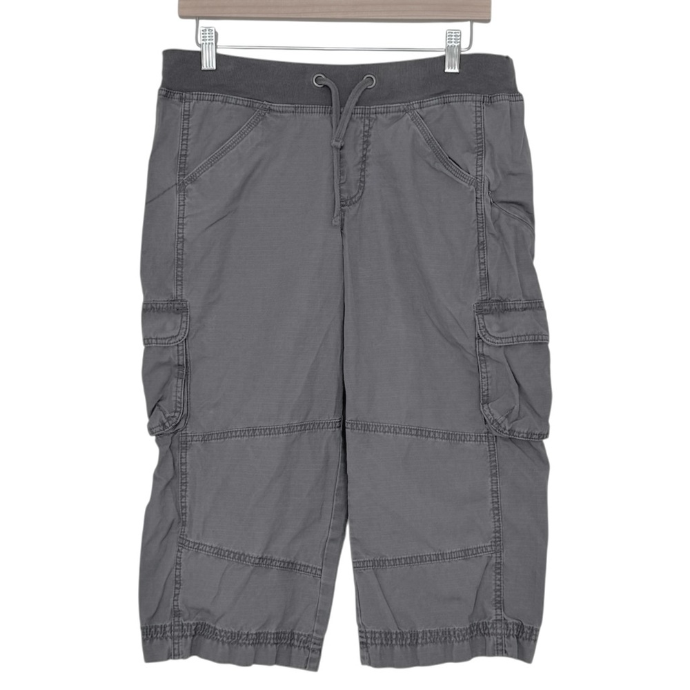 Women’s Gray Cargo Capri Pants. Relaxed Fit. Size Small.